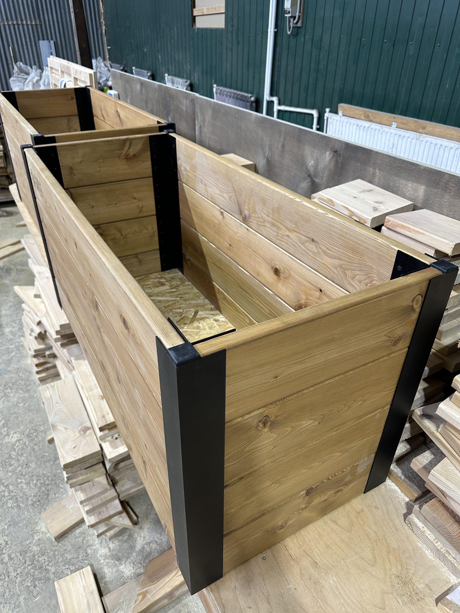 Контейнерное озеленение — деревянные кашпо, сундуки, скамеечки от ЭкоДеко